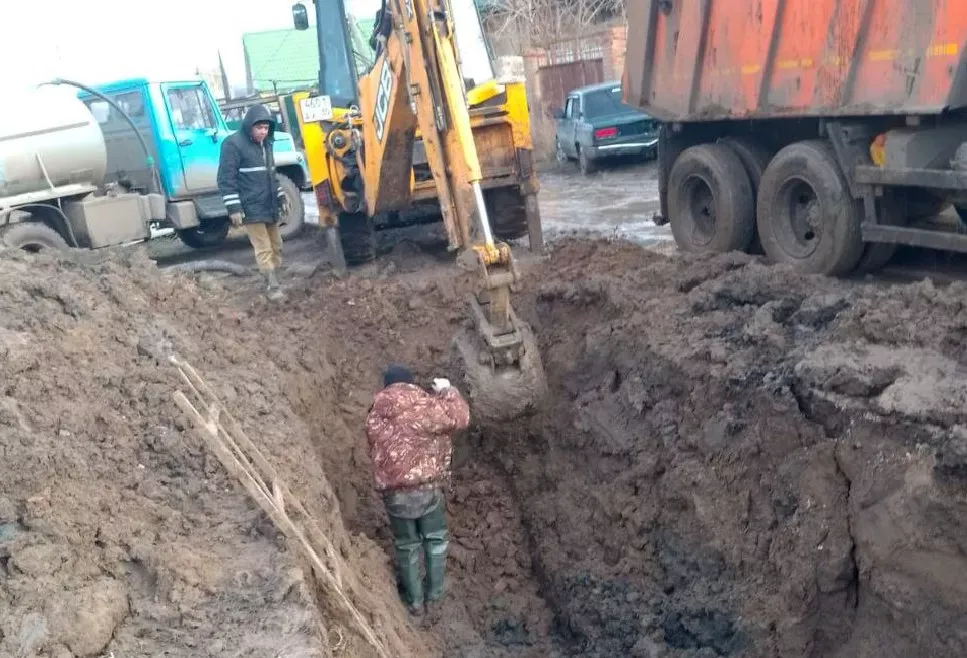 Десятки засоров и течей в день устраняет астраханский водоканал