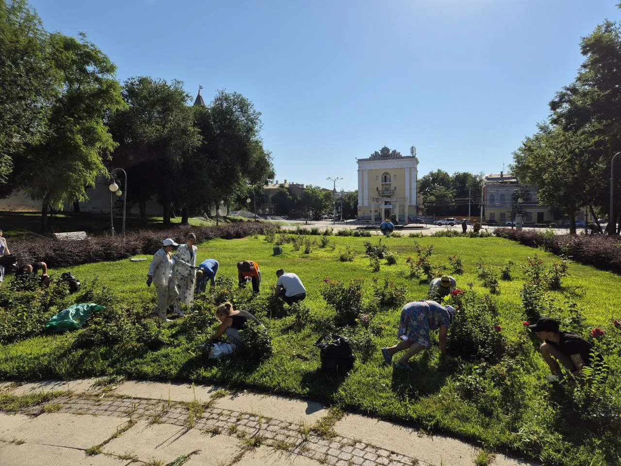 Стар и млад: астраханцы вышли на площадь Ленина сражаться с сорняками