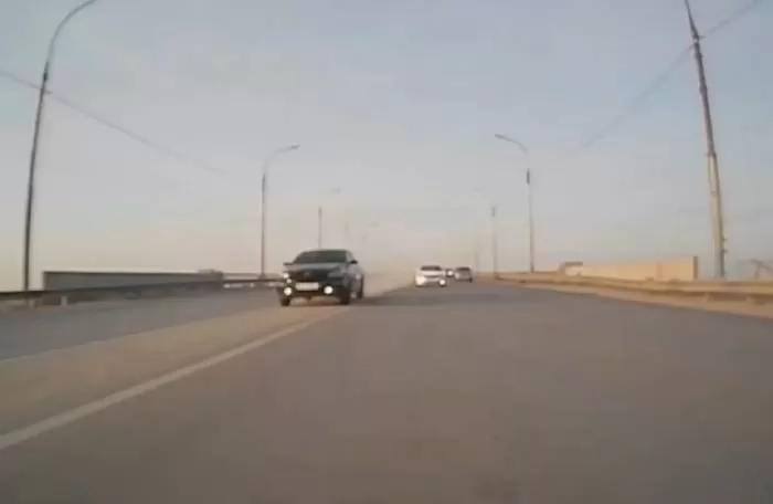Штраф настиг слишком торопливого водителя, промчавшегося по разделительной полосе на Новом мосту в Астрахани 