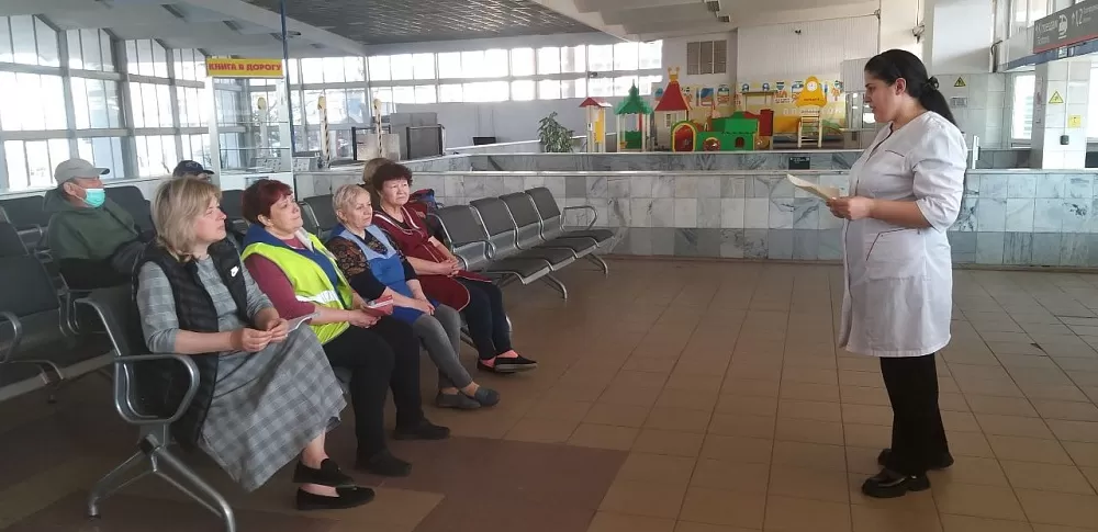 Посетителям железнодорожного вокзала Астрахани рассказали о профилактике сердечно-сосудистых заболеваний