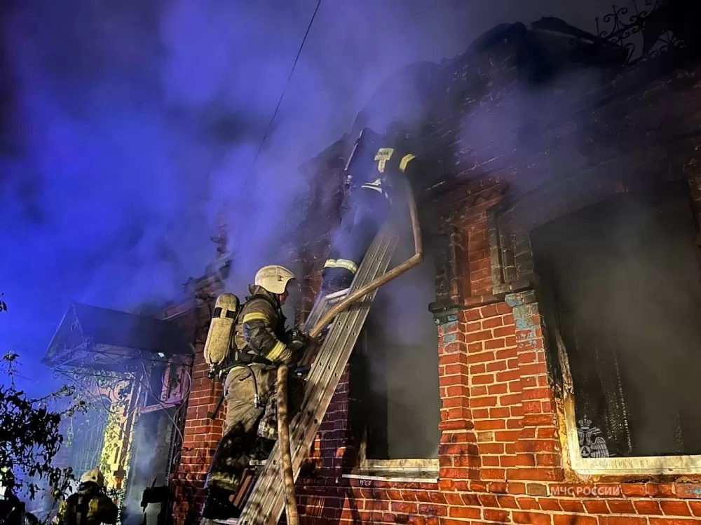Известно о двух пострадавших на пожаре в Астрахани 