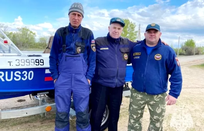 Астраханские инспекторы ГИМС спасли группу иногородних туристов,  у которых на реке развалился самодельный плот