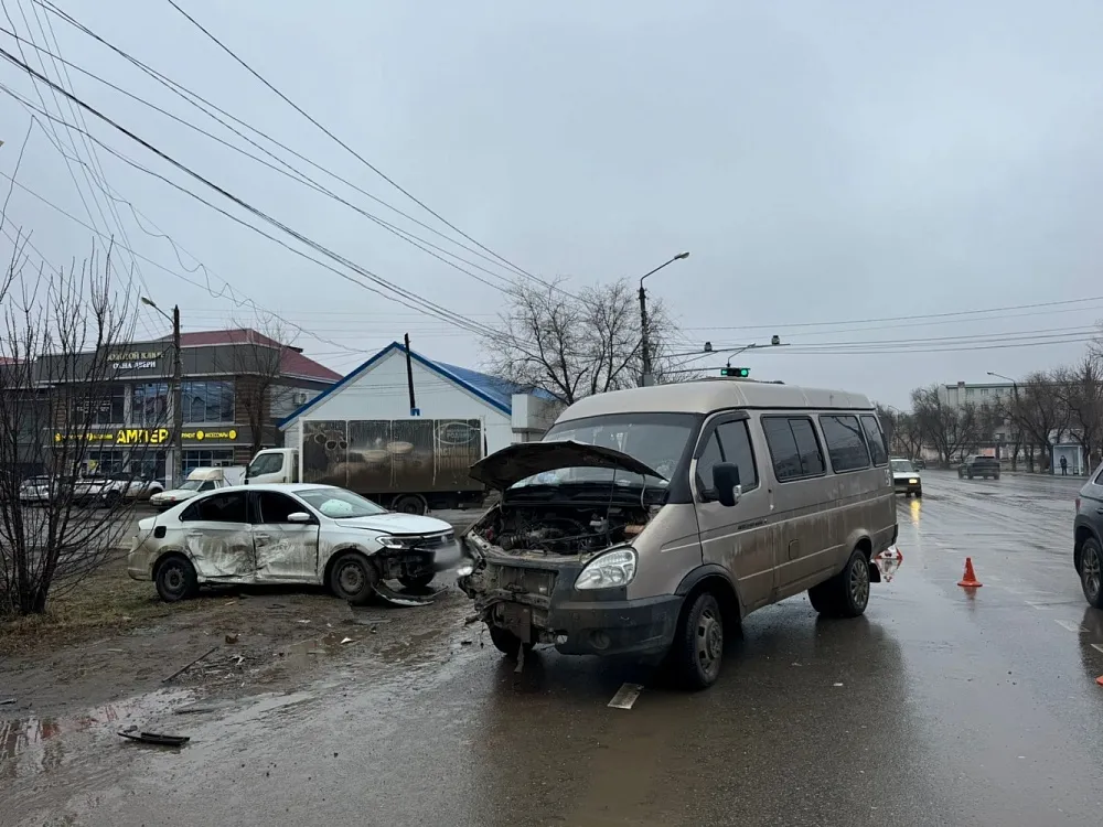 Двух детей доставили в больницу после столкновения в Астрахани маршрутки с иномаркой