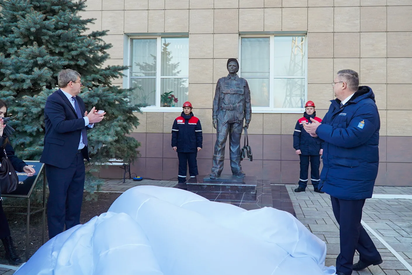 В Астрахани открыли памятник, посвященный энергетикам 