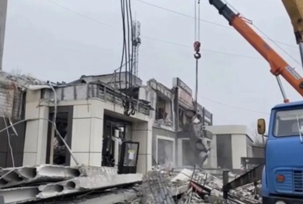 Чп инцидент луганск. Такси великие луки. Ураган в якутске. Луганск улицы. Чп инцидент луганск.