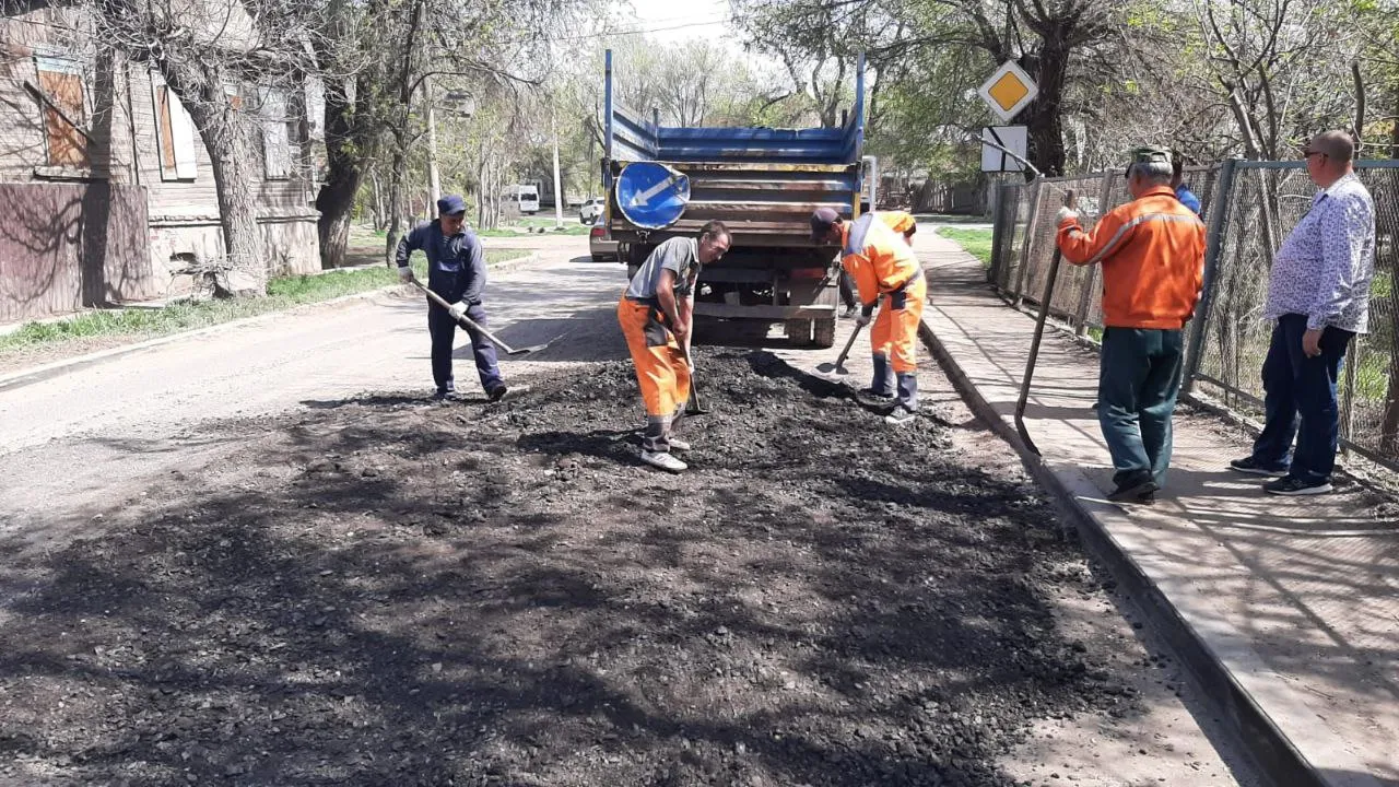 В Астрахани ремонтируют улицу, на которой застревают Волгабасы