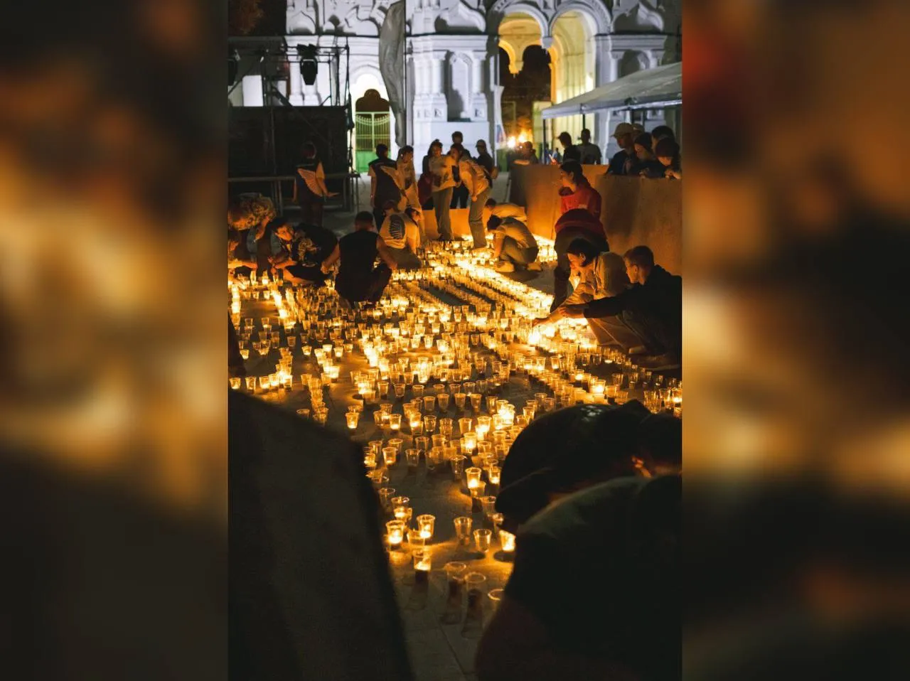 В День памяти и скорби астраханцы выложили из свечей картину Леднева