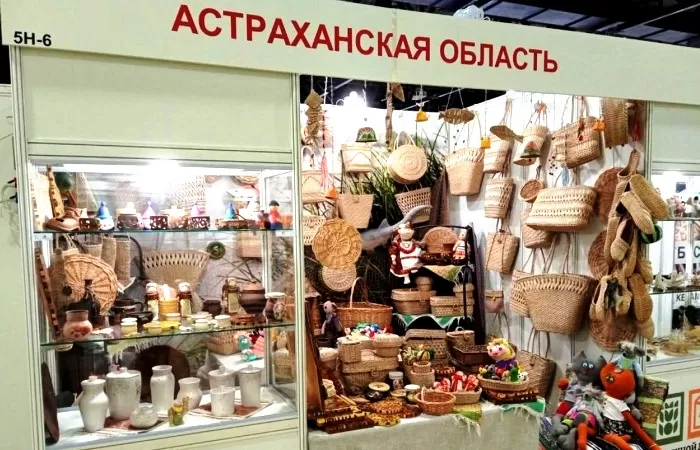 На московской выставке народных промыслов астраханские мастера представили короба из чакана и тканые дорожки