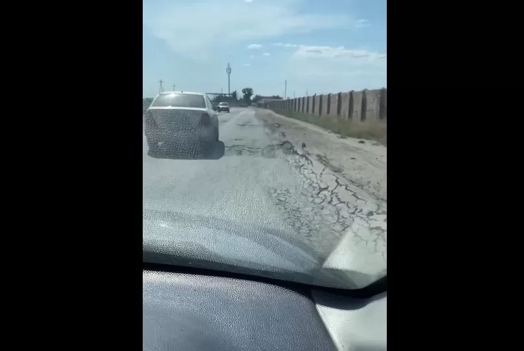 Администрация Астрахани выясняет, кому принадлежит убитая дорога