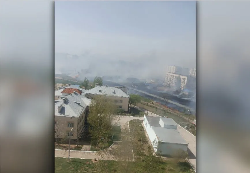 В Астрахани рядом с главной детской больницей бушует пожар 