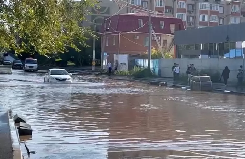 В Астрахани из-за крупной коммунальной аварии затопило проезд Н. Островского