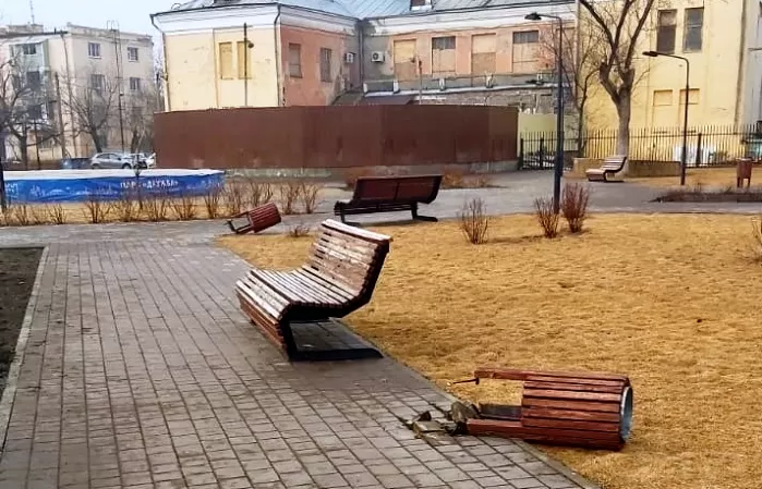В Астрахани вандалы разгромили десятки урн в парке «Дружба»