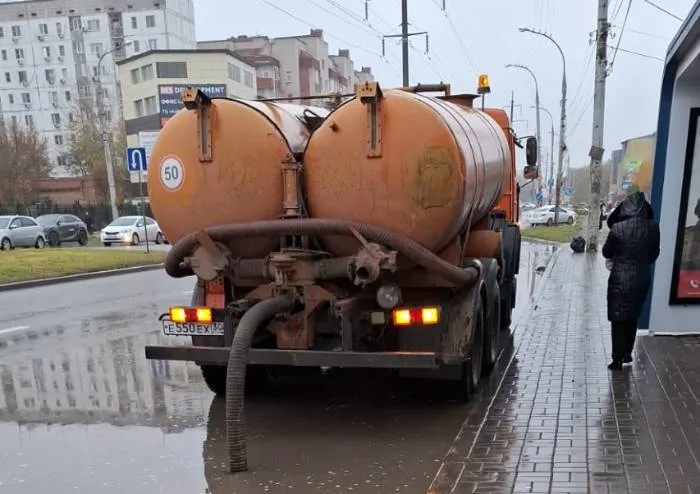 Более 160 кубов дождевой воды откачено в Астрахани за минувшую ночь