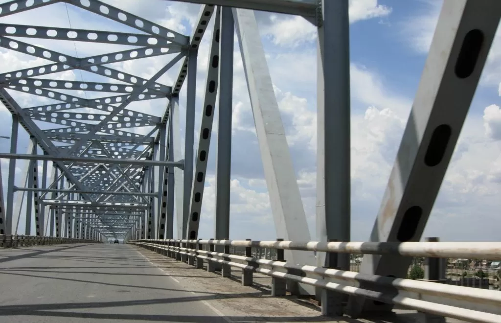 Старый мост в Астрахани снова разведут