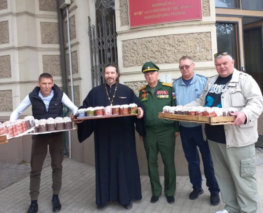 Астраханские ветераны поздравили с Пасхой раненых бойцов