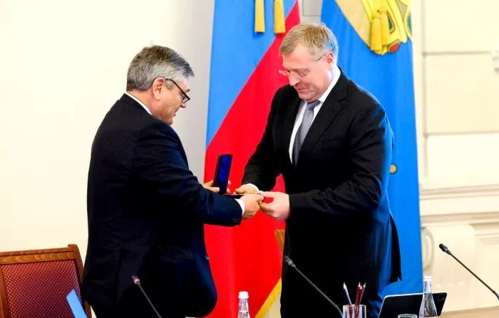 Астраханский губернатор Игорь Бабушкин удостоен нагрудного знака МИД России