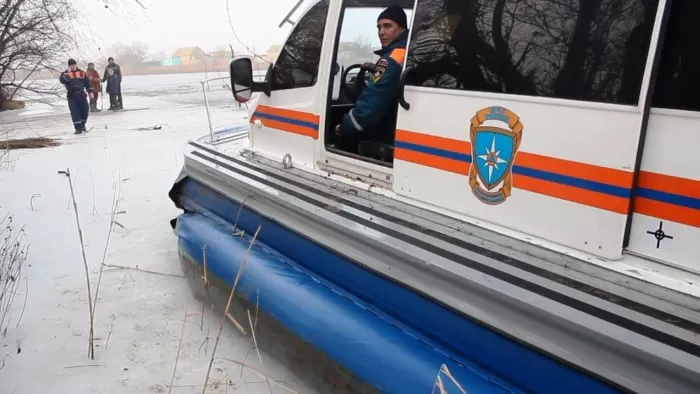 Ледовое сражение-2023: под Астраханью для переправы через реки где-то используют паром, где-то – судно на воздушной подушке