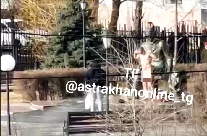 В Астрахани занимавшийся зарядкой на улице голый мужчина задержан и передан медикам