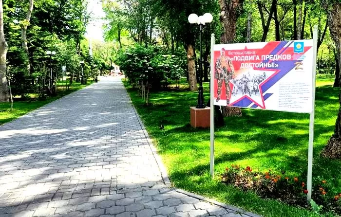 В центре Астрахани открылась традиционная фотовыставка в честь Великой Победы, которая  на этот раз посвящена воинам СВО