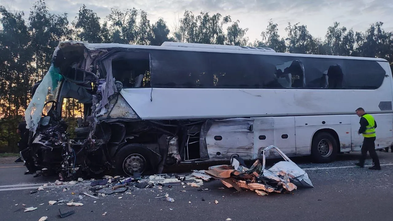 Рейсовый автобус из Астрахани столкнулся с фурой, есть погибший и пострадавшие