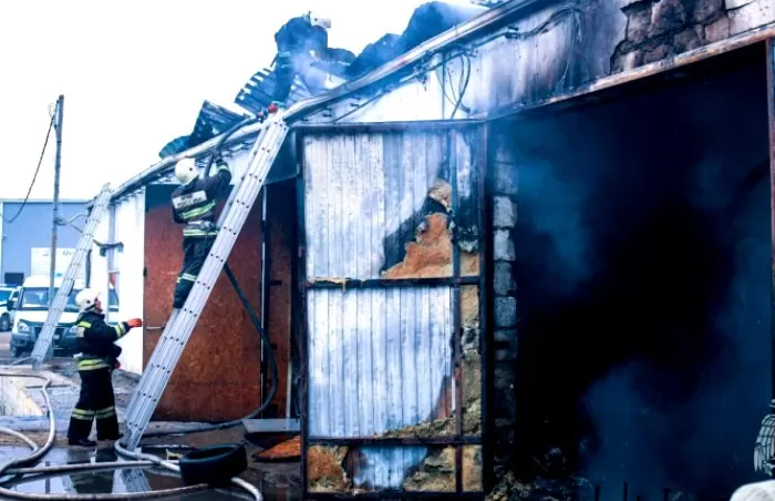 МЧС уточнило: в утреннем пожаре Астрахани пострадали двое мужчин