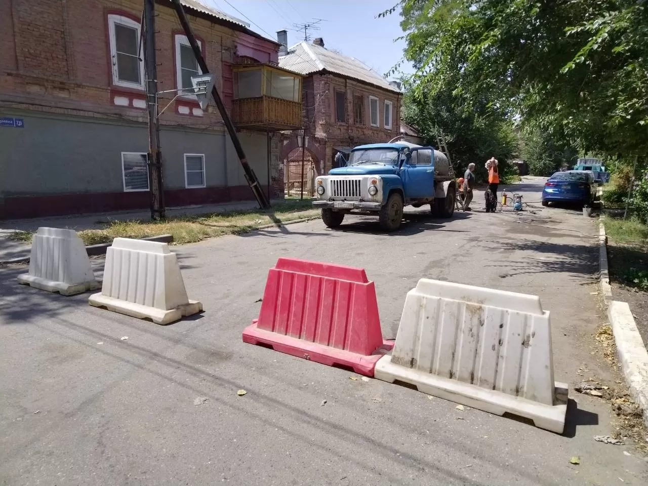 На одной из центральных улиц Астрахани заменили часть изношенной канализации 