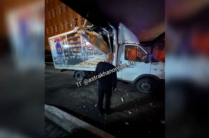 Хлеб не доехал: очередная ГАЗель разворотила кузов под «мостом глупости» в Астрахани