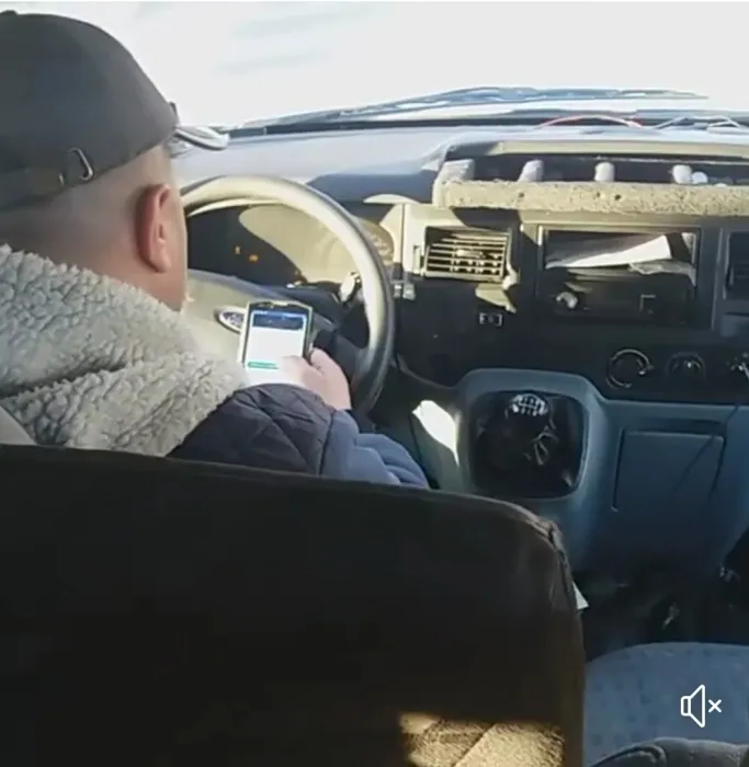 В Астрахани водитель маршрутки за рулем искал себе девушку на сайтах знакомств