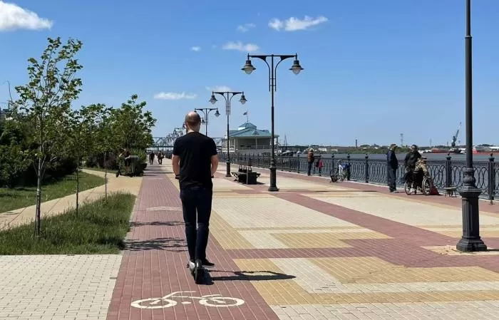 Вопрос знаковый: в Астрахани любителям электросамокатов ограничат езду дорожными знаками и по местам массового отдыха горожан