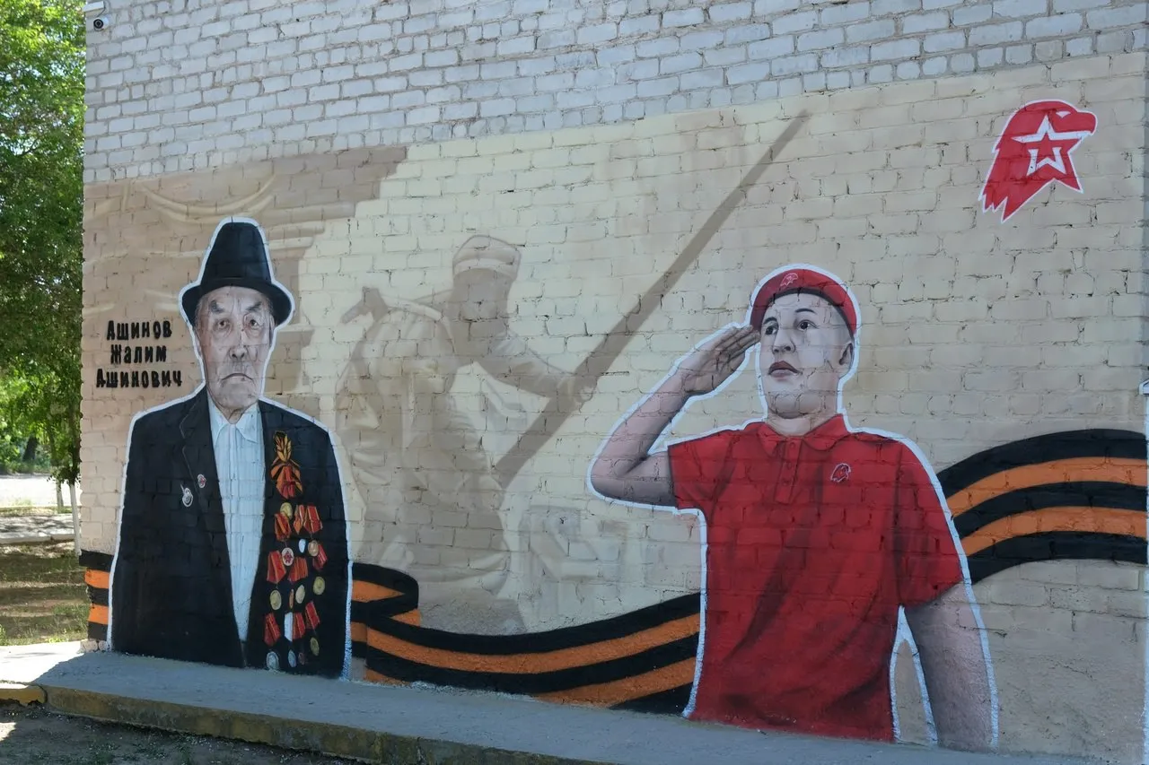 На стене астраханской школы появилось патриотическое граффити 