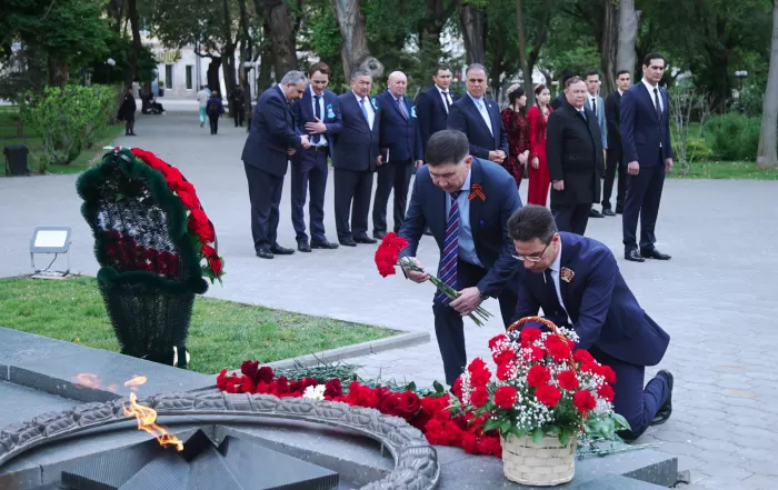 В Астрахани дипломаты трех стран возложили цветы к Вечному огню